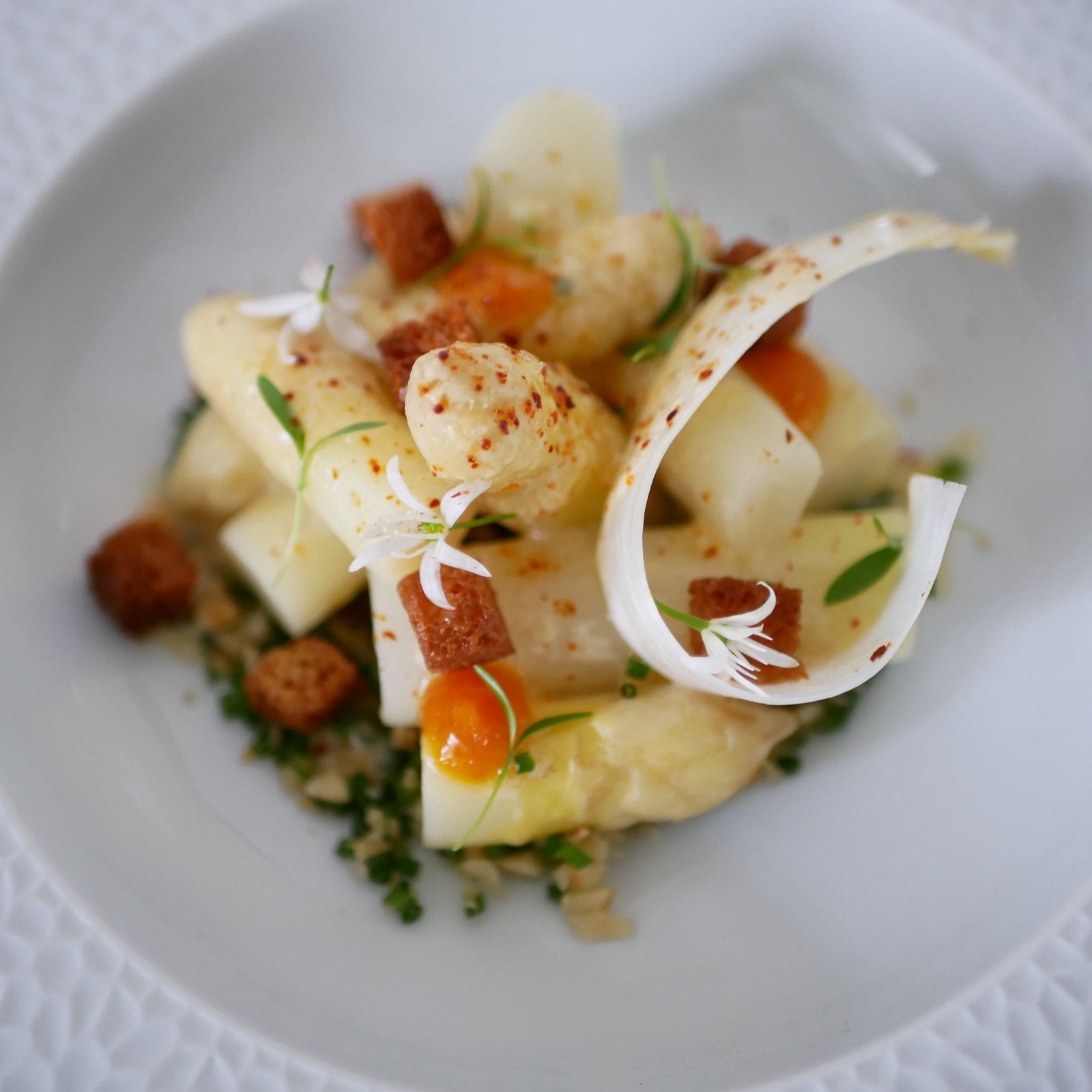 Asperges blanches, croûtons et fleurs d’ail