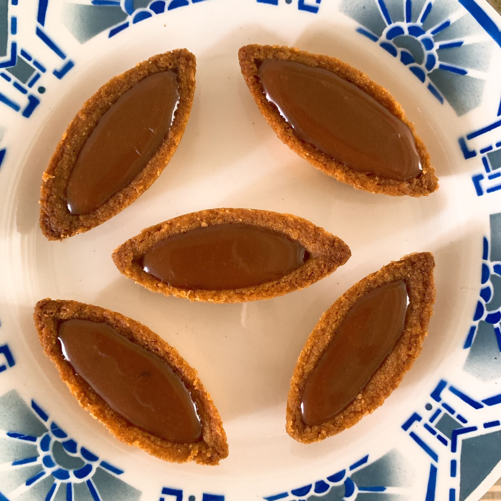 Barquettes au chocolat sur une assiette art déco bleue