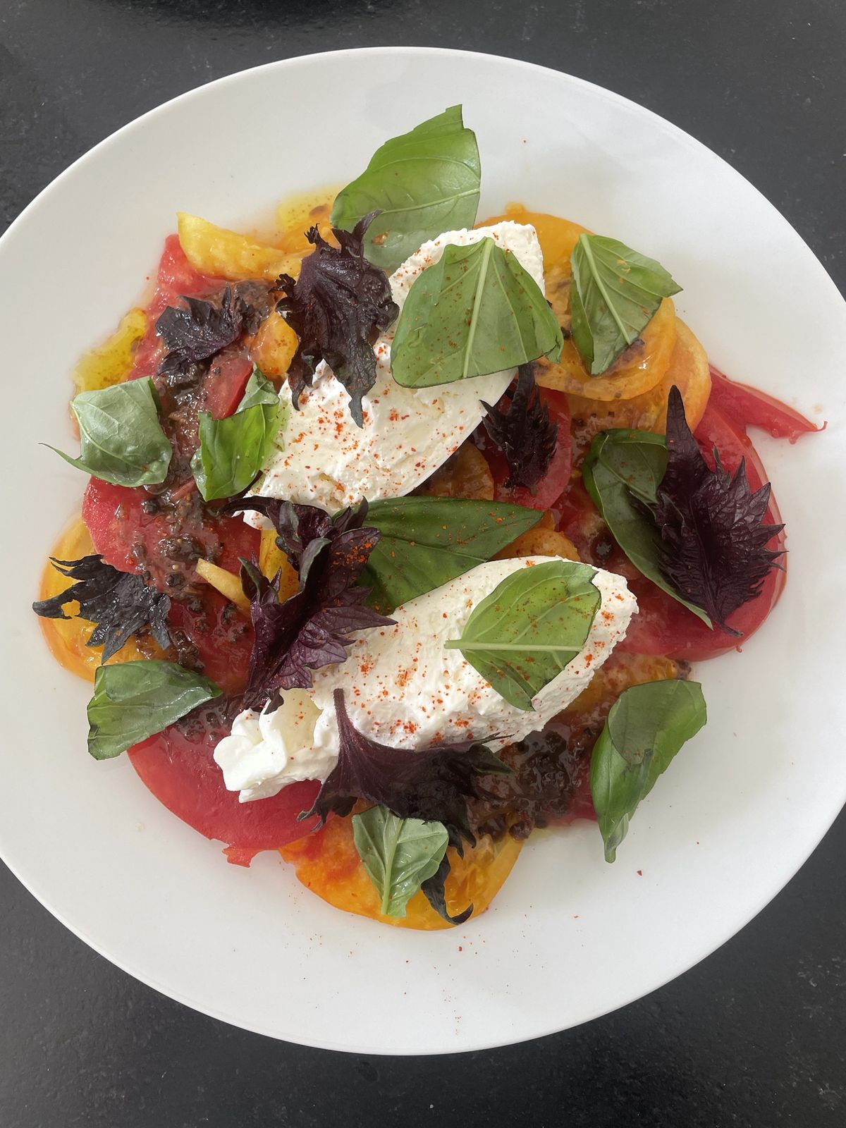 Burrata, tomates anciennes, basilic et shiso
