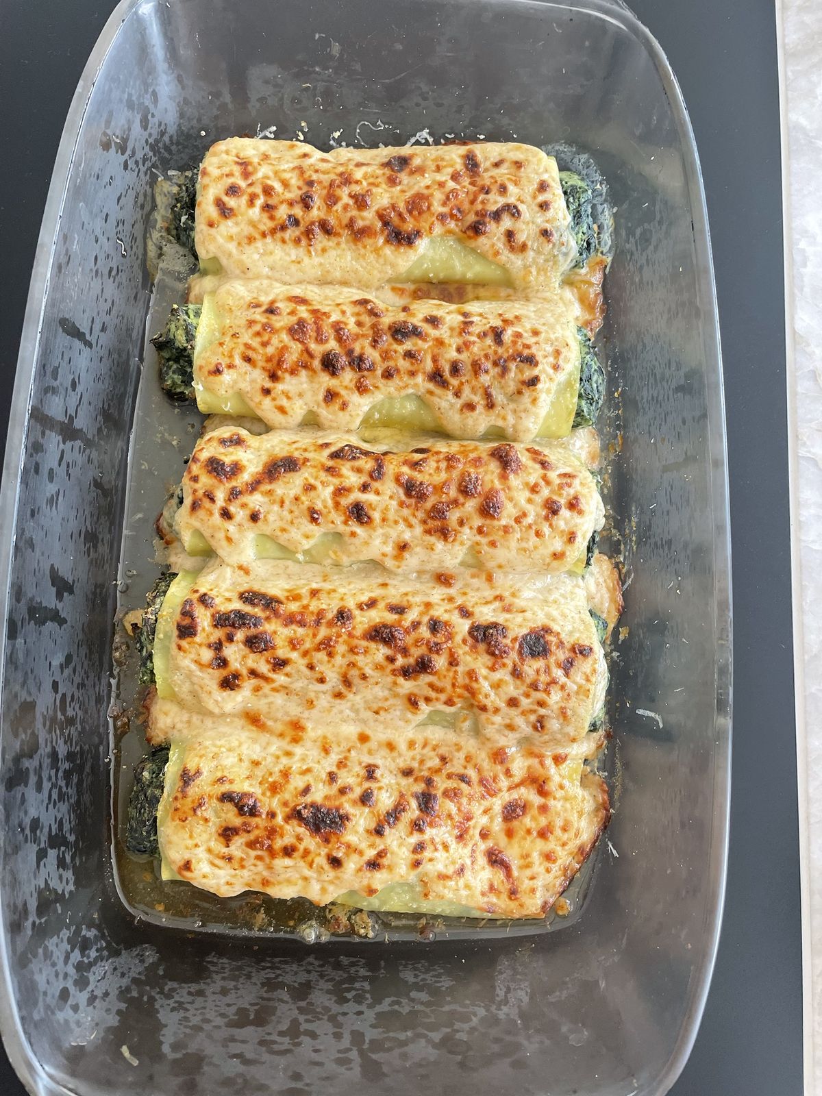 Cannellonis gratinés dans un plat en verre