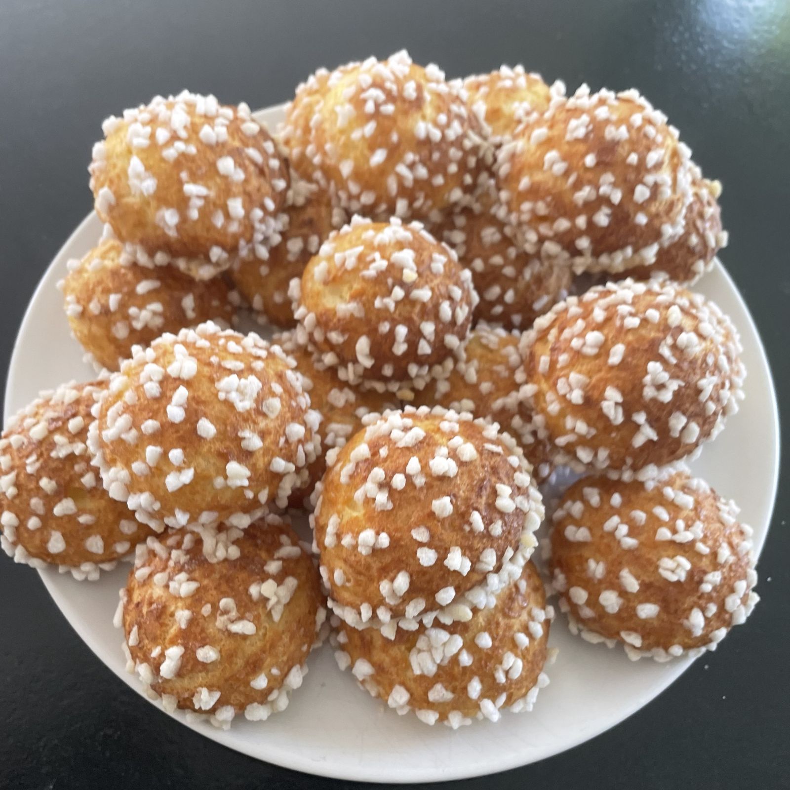 Une assiette de chouquettes au sucre perlé