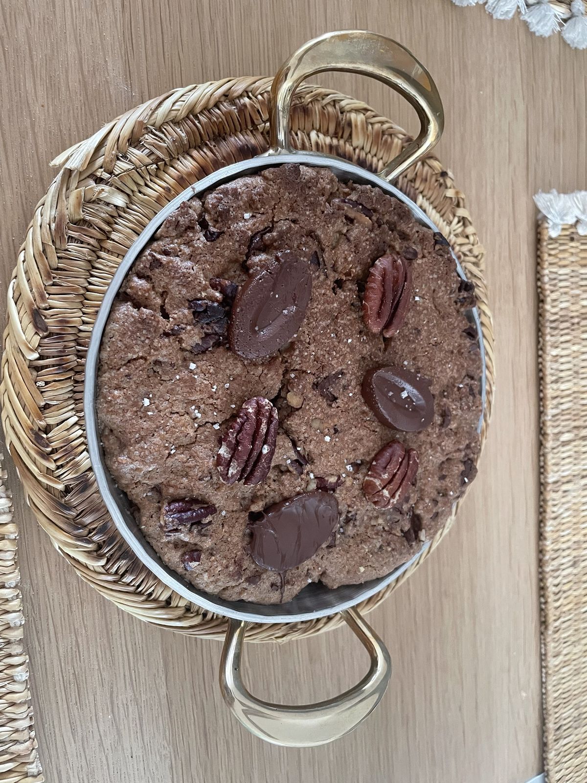 Cookie géant au chocolat et noix de pécan dans une poêlée