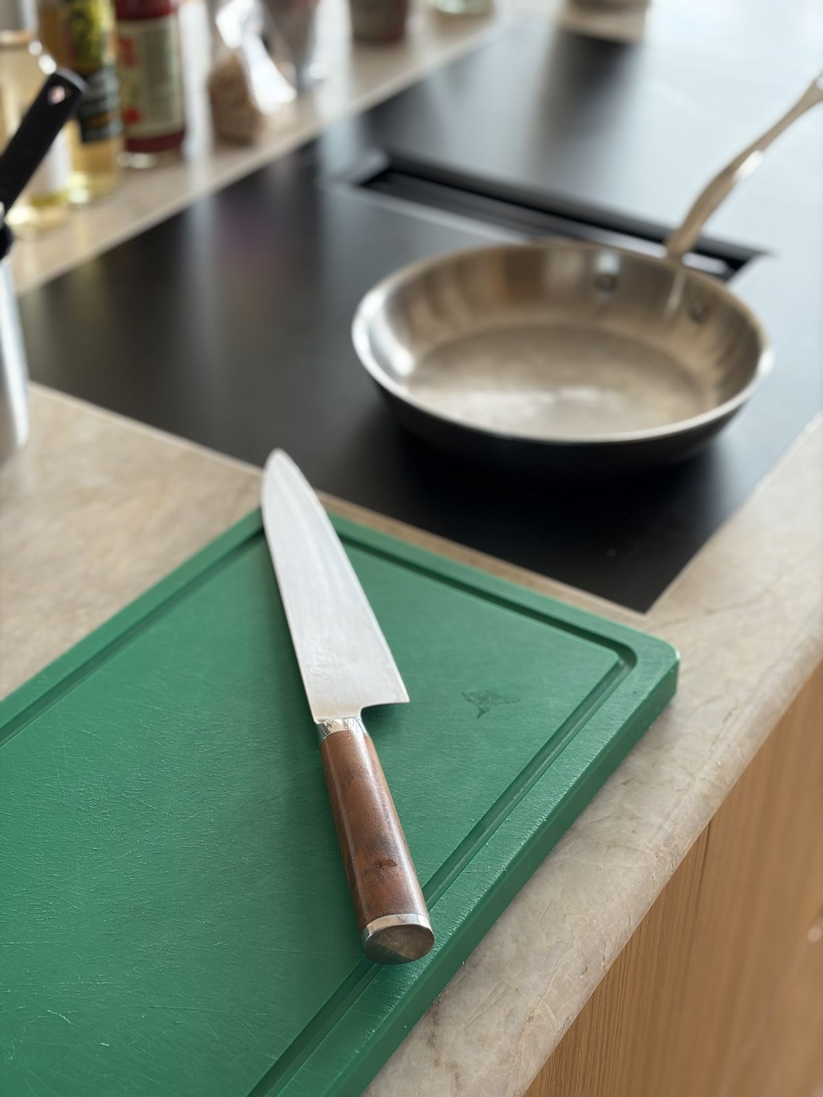 Couteau de chef sur une planche verte, dans la cuisine d’Amuse Bouche