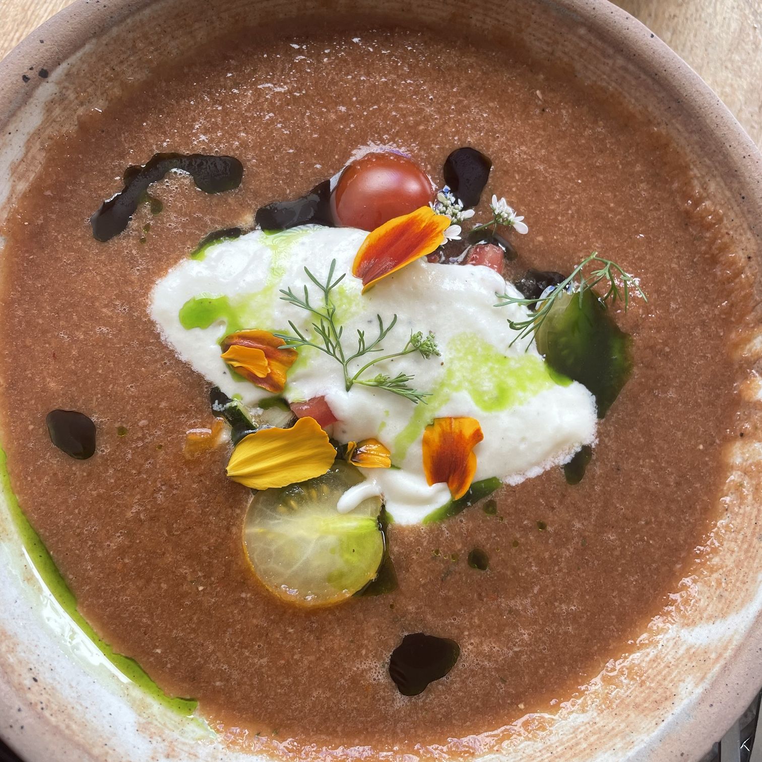 Gazpacho, crème légère et fleurs