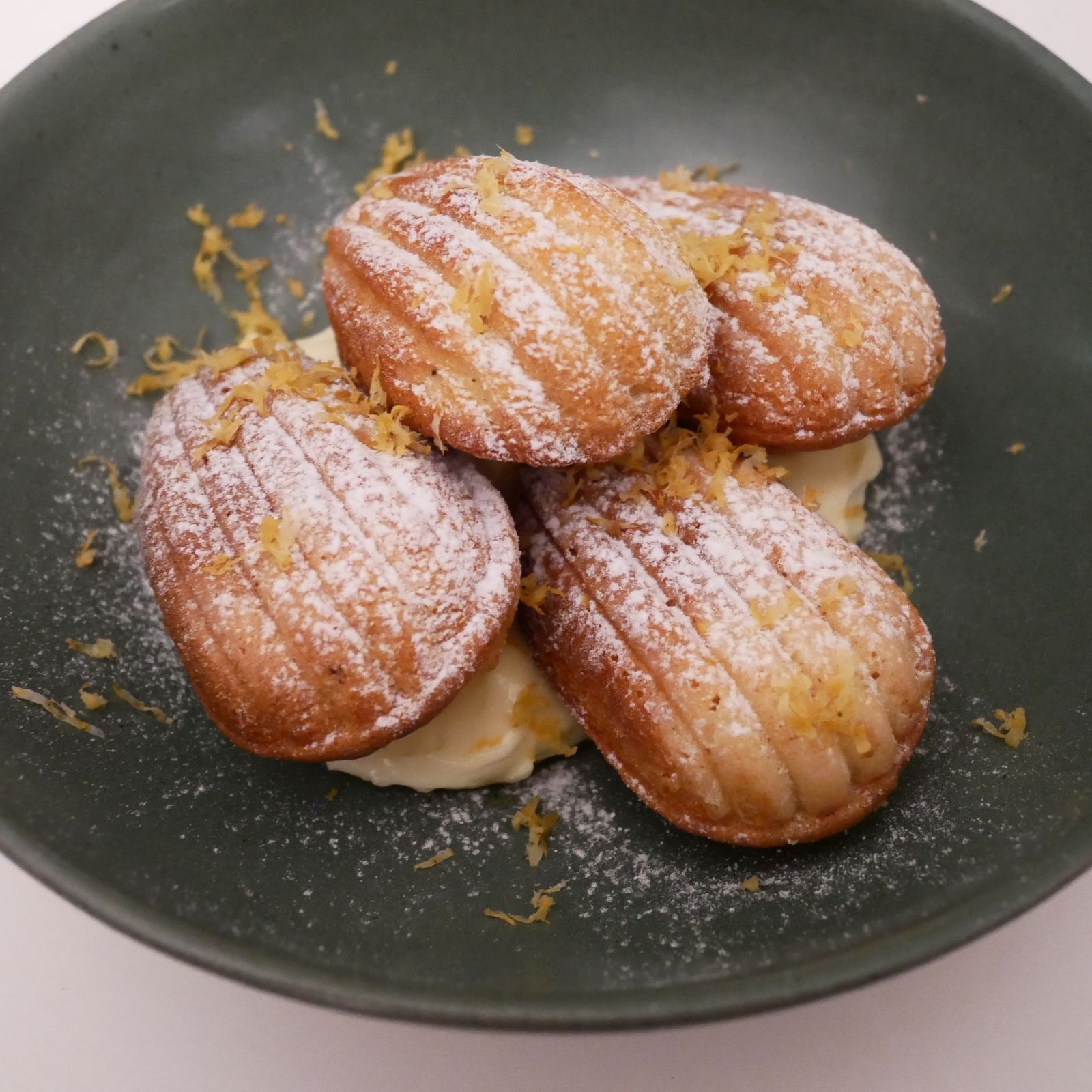 Madeleines au citron saupoudrées de sucre glace