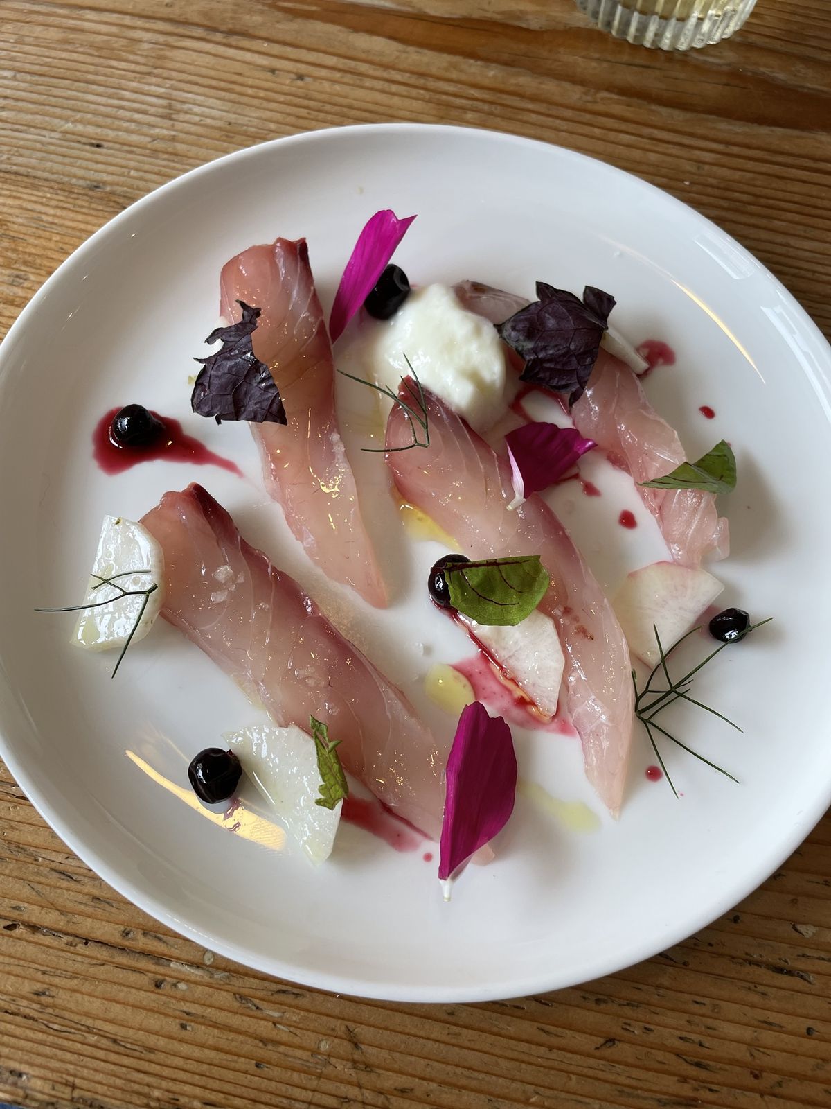Poisson cru, radis, myrtilles et pétales