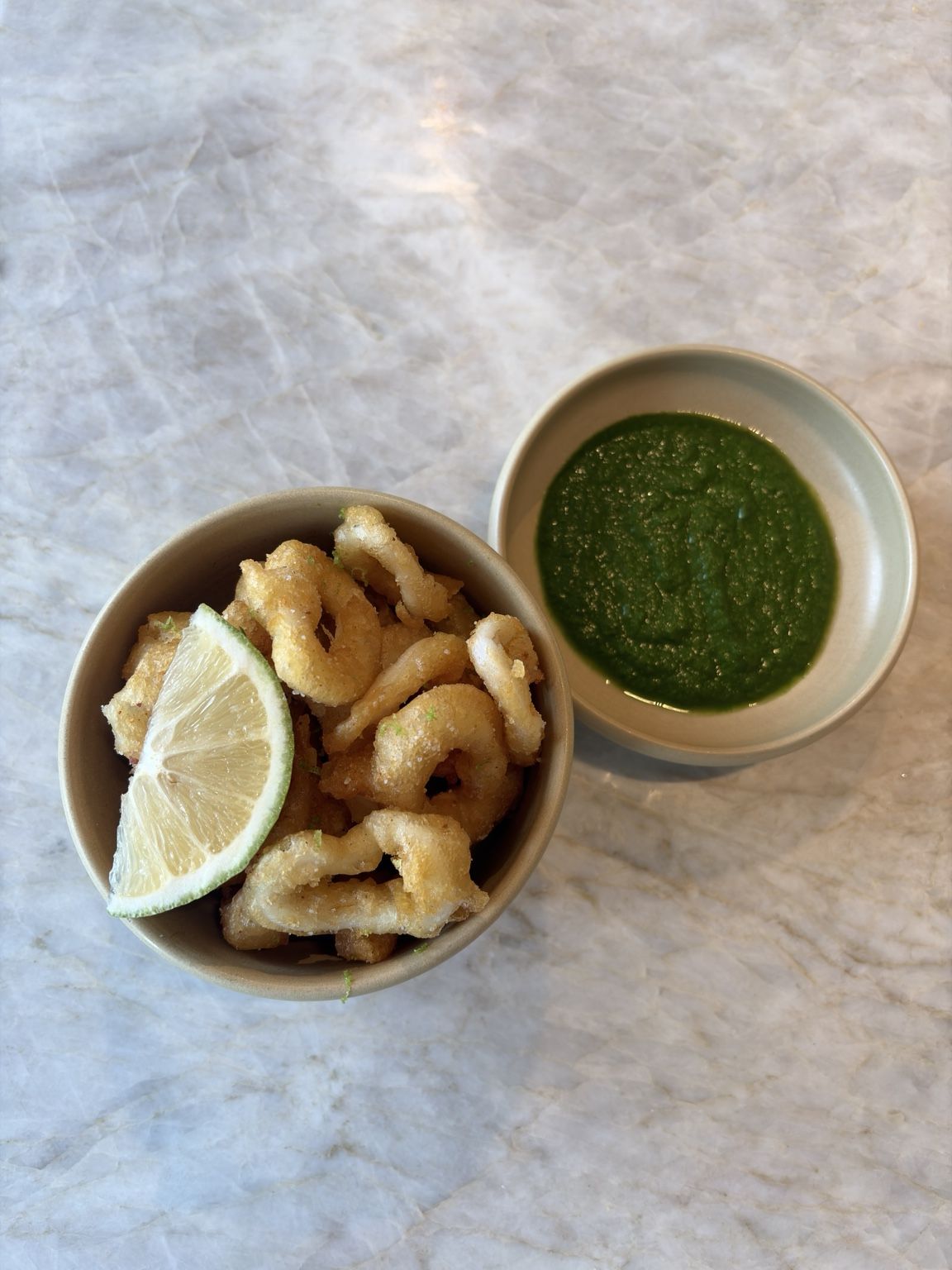 Encornets croustillants, citron et condiment vert