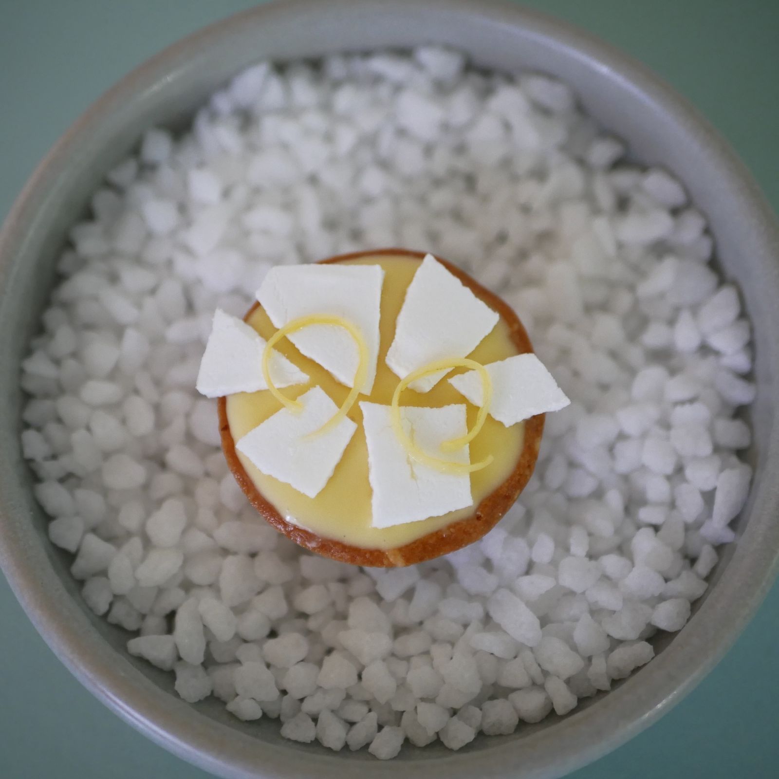Tartelette au citron posée sur du sucre perlé