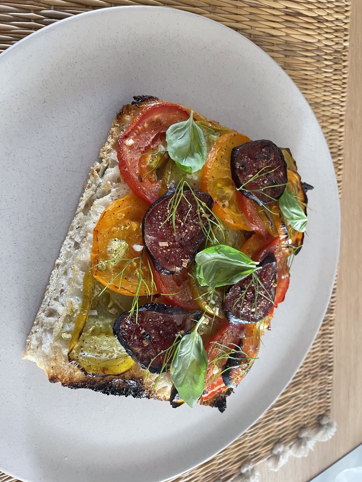 Tartine aux tomates anciennes et figues rôties, basilic et fenouil
