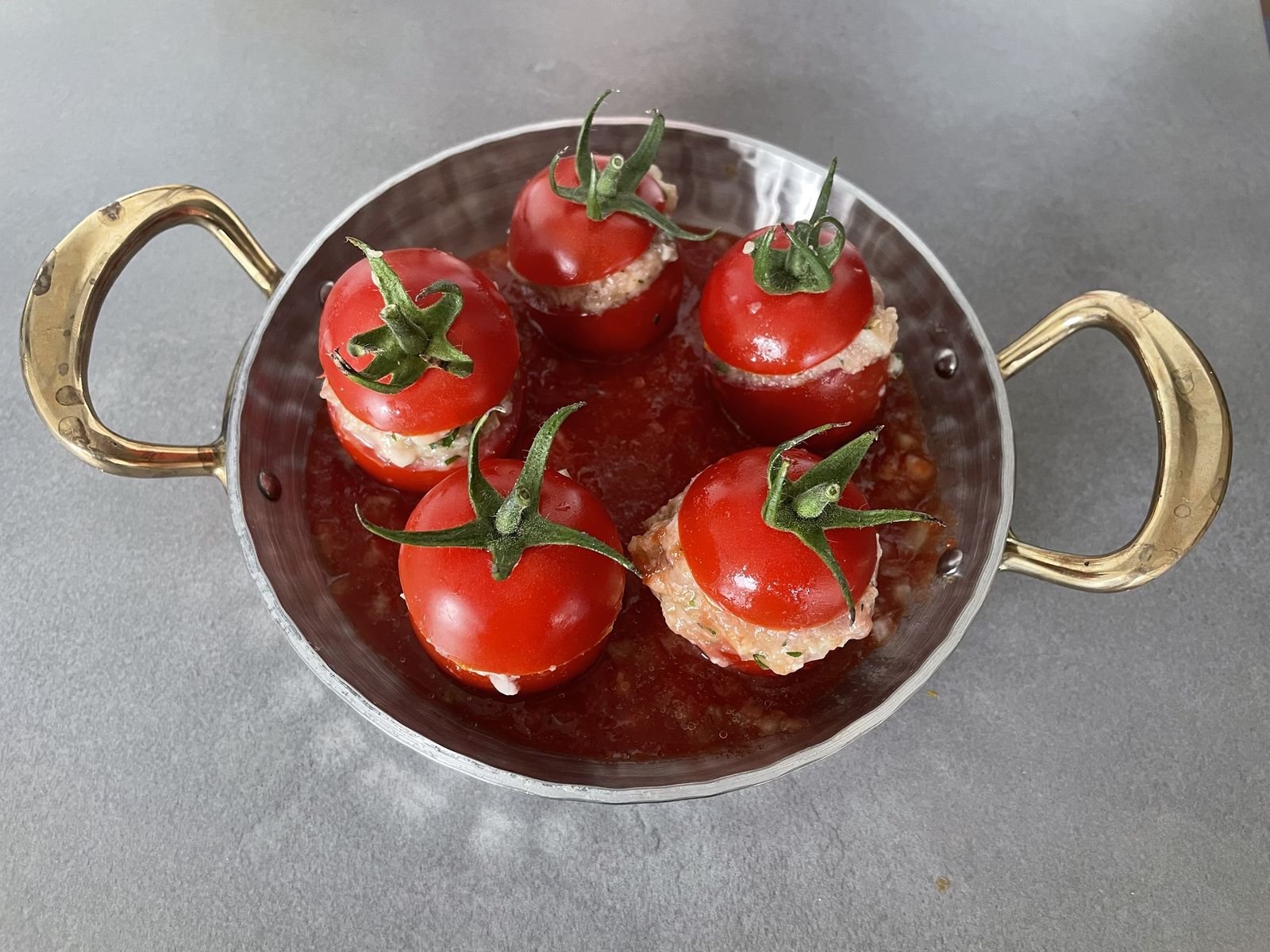 Tomates farcies dans une poêlée en cuivre
